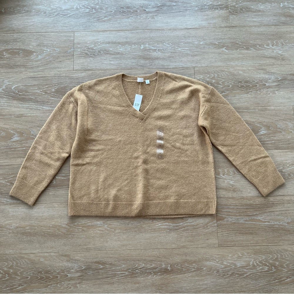NWT Gap camel brown v-neck sweater